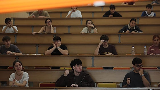 Selectividad 2026 en Cádiz: «No han pasado detectores ni nada, en nuestra aula al menos»