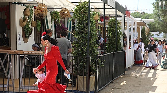 En imágenes: Una feria de Chiclana a medio gas por culpa del viento