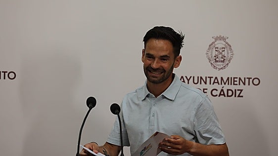 El portavoz de Adelante deja la portavocía en el Ayuntamiento de Cádiz «por motivos laborales»