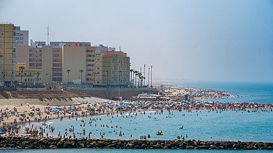 Fotos: Cádiz da la bienvenida al verano con altas temperaturas