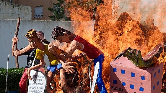 Cádiz abraza sus tradiciones en la quema de los 'Juanillos'