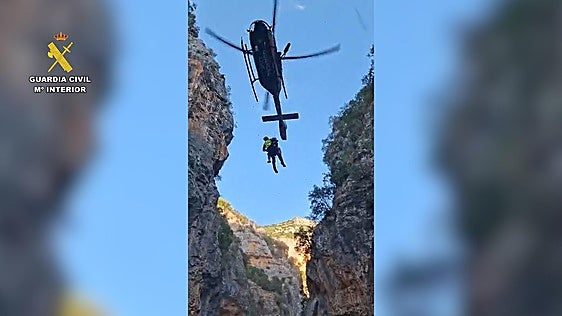 En un barranco sin cobertura y sin poder caminar: así fue el rescate en helicóptero de una senderista en la Garganta Verde