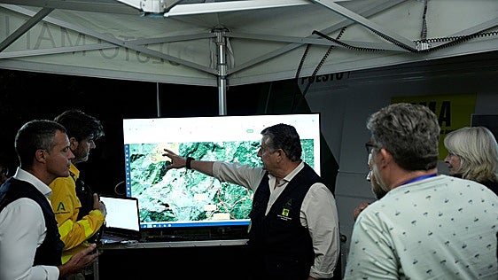 El fuego de Grazalema evoluciona favorablemente, con parte de los vecinos realojados y CA-9123 reabierta