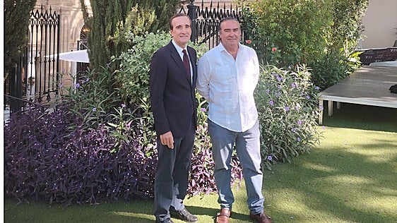 Jerez revive los grandes clásicos de Julio Iglesias y Frank Sinatra en un concierto homenaje