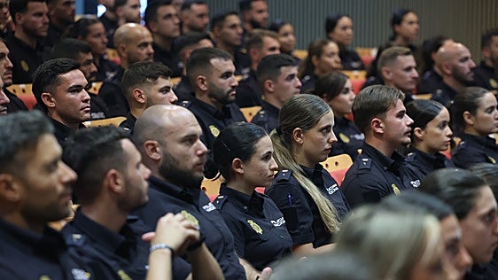 Presentación de los policías en prácticas en Cádiz, en imágenes