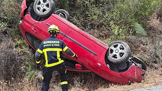 Un médico fuera de servicio atiende de urgencia a una conductora accidentada en la carretera de Ubrique