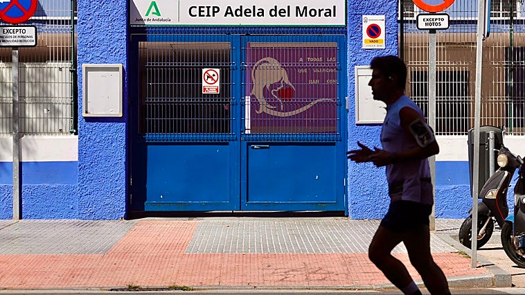 El nombre de Adela del Moral ya luce en la fachada del colegio que se llamó Juan Carlos Aragón