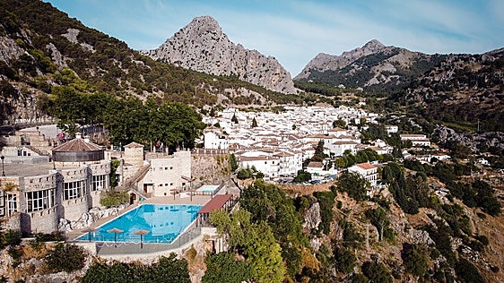 La piscina con las vistas más espectaculares de Andalucía está en la Sierra de Cádiz: sólo cuesta dos euros y hay que reservar