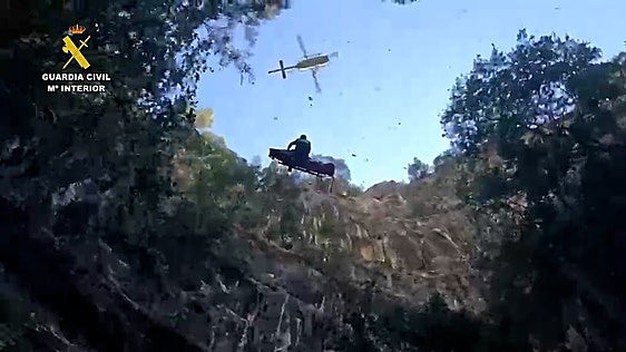 Vídeo: La arriesgada maniobra con la que la Guardia Civil rescató a una barranquista herida en la Sierra de Cádiz