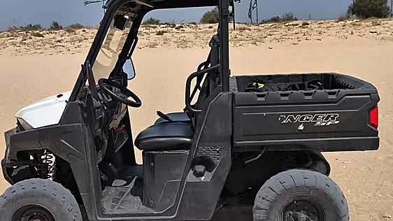 La Policía Local de Chiclana patrulla sus diez kilómetros de playas con un 'buggy' del servicio de limpieza