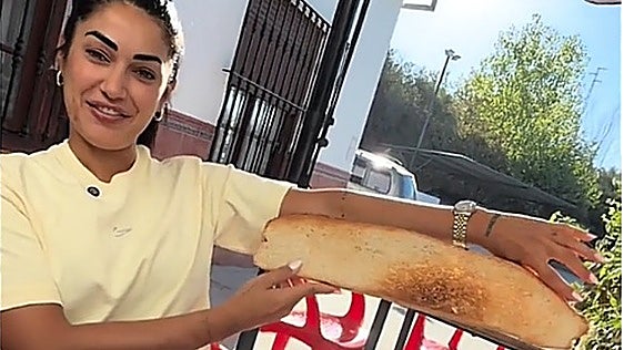 La tostada más grande de Andalucía se sirve en este bar de un pueblo de Cádiz: mide lo mismo que un brazo