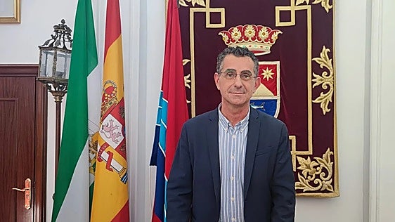 El alcalde de Barbate denuncia arañazos y pintadas en su coche y señala a alguien del PSOE