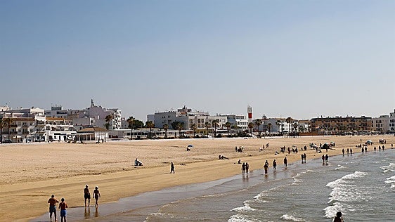 Barbate espera abrir al baño este viernes la playa del Carmen, cerrada por aguas sucias