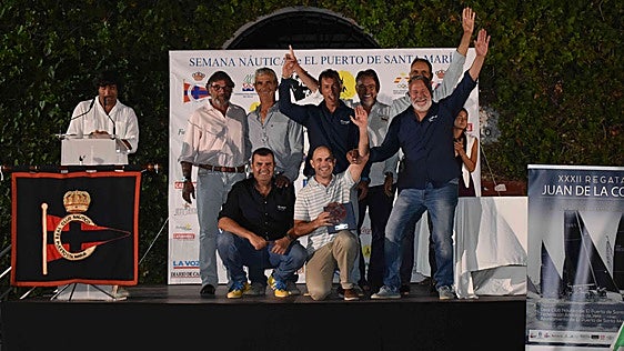 El 'Brujo' levanta el trofeo de campeón de la Regata Juan de la Cosa