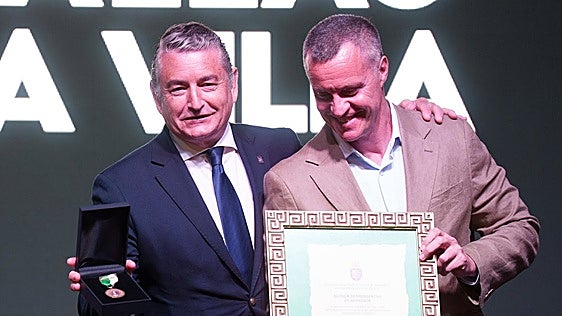 Antonio Sanz recoge la Medalla de la Villa de Grazalema concedida a Emergencias