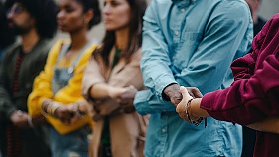 La mentoría social rompe el vínculo entre racismo y soledad
