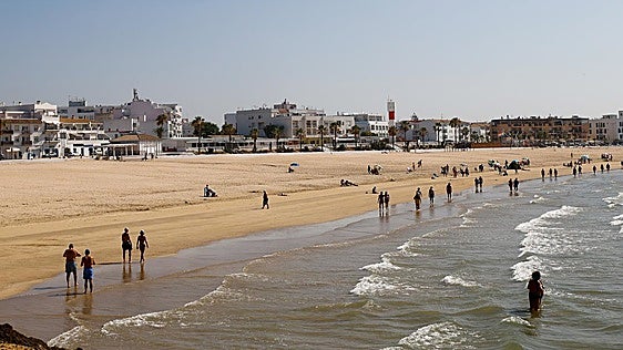 Reabre al baño la playa del Carmen en Barbate, con restricciones  por aguas sucias
