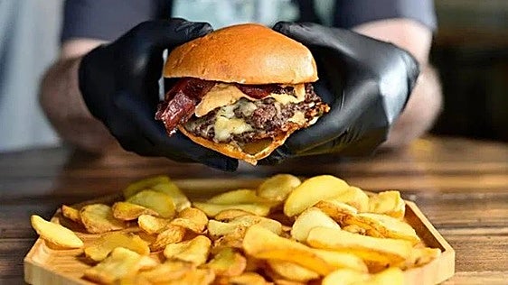 Un pueblo de la costa de Cádiz celebra esta semana su 'Burger Wars': una guerra para disfrutar de las mejores hamburguesas de la zona