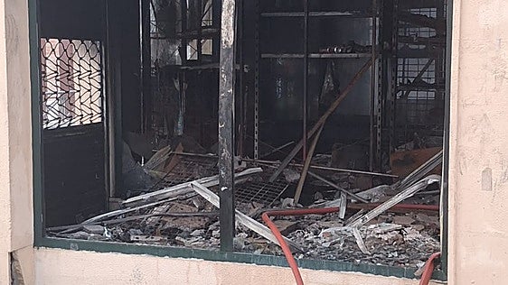 El incendio de un bazar de madrugada provoca la alerta en San Fernando: «Había vecinos en la azotea»