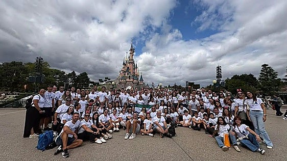 La Filarmónica Ciudad de Conil tocó el himno del Cádiz en Disneyland París: «¡Esto sí que es aura!»