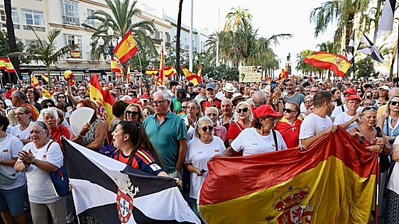 La Plaza de San Juan de Dios en Cádiz se llena y grita su apoyo a Ceuta: «¡No estáis solos!»