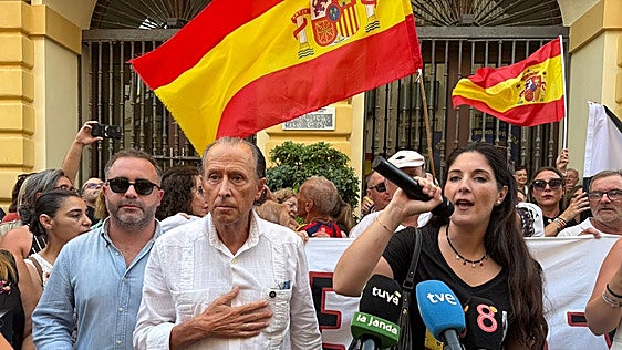 Gritos de "¡Pedro Sánchez, dimisión!" durante la intervención del alcalde de Chiclana