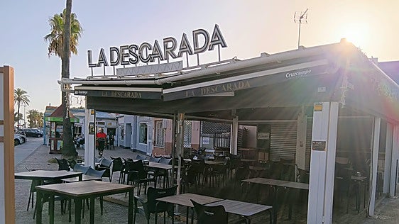 Un coche arrolla la terraza de un bar en Valdelagrana y provoca seis heridos