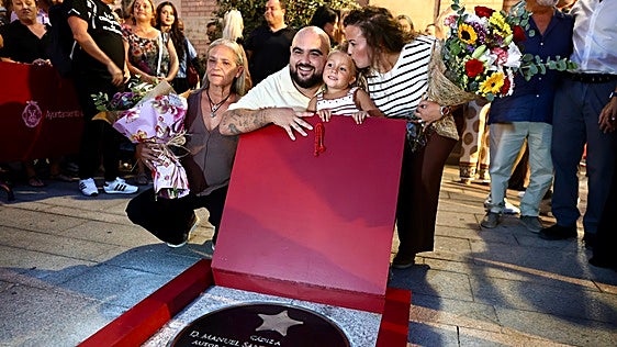 Las imágenes de una noche para Manolo Santander a las puertas del Falla