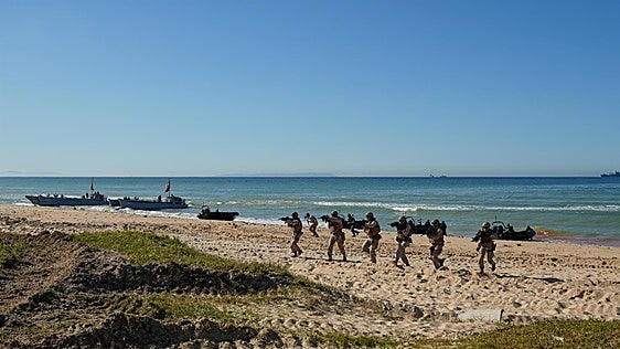 Maniobras militares en El Retín mientras Ceuta intenta salir de la crisis migratoria