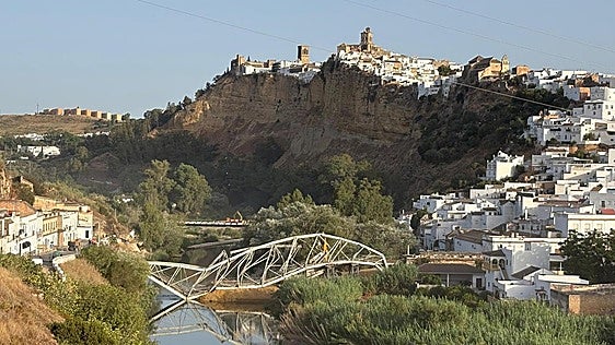 Arcos derriba el histórico puente de San Miguel tras más de un siglo sobre el Guadalete