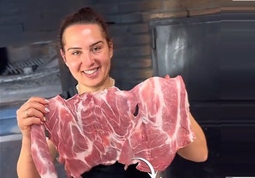 El bar de un pueblo de Cádiz que se ha hecho famoso por sus churrascos gigantes: «¡Son más grandes que mi cama!»