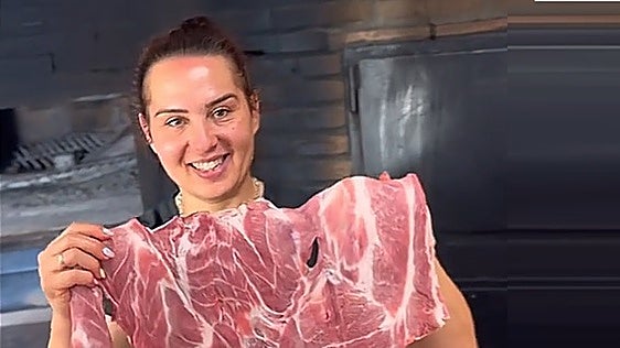 El bar de un pueblo de Cádiz que se ha hecho famoso por sus churrascos gigantes: «¡Son más grandes que mi cama!»