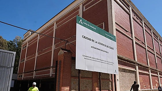 Cartel en las obras de la Ciudad de la Justicia de Cádiz