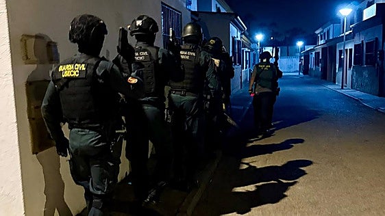 Los agentes acuden a uno de los registros.
