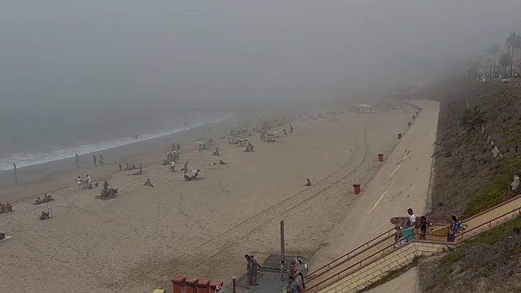 Niebla en la playa de Santa María del Mar de Cádiz hoy martes.