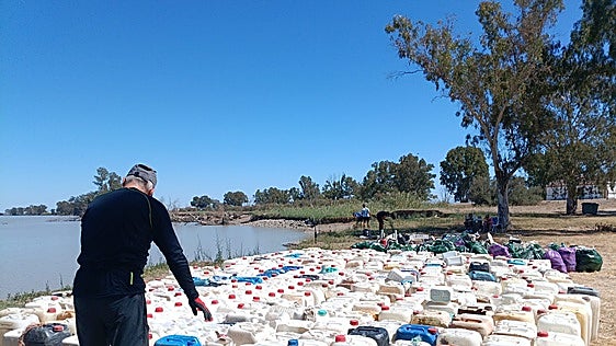 Surcar el Guadalquivir a bordo de un hidropedal hecho con petacas de los narcos: el proyecto que ha retirado 2.000 garrafas del río