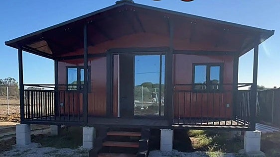 Sale a la venta por 70.000 euros una parcela de 400 metros cuadrados en Chiclana que incluye una casa prefabricada: «Lista para disfrutar»
