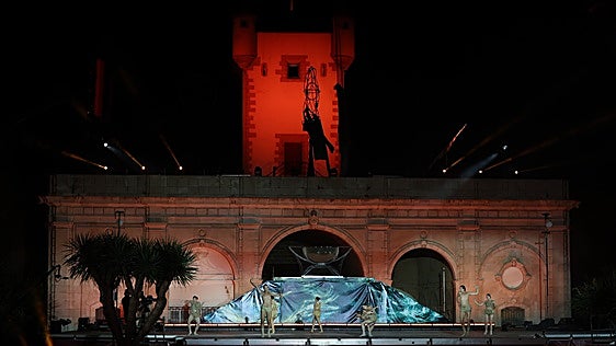 Cádiz vuelve a mirar al mundo con el gran espectáculo 'Utraque Unum' en Puerta de Tierra