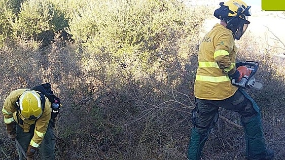 Varios mecheros y la ropa tiznada: detenido por su presunta relación con los incendios de Algeciras
