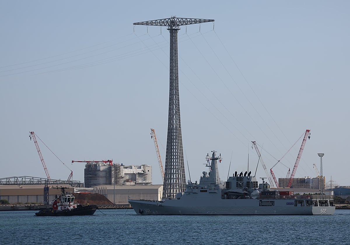 El buque de guerra marroquí 'made in Spain' abandona la Bahía de Cádiz