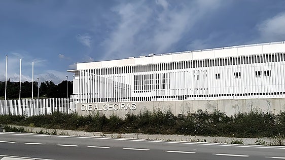 Llegan autobuses con inmigrantes procedentes de Ceuta al CIE de Algeciras