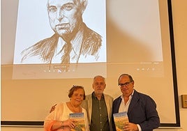 Trinidad Rivero López de Carrizosa, Eugenio Camacho y el editor José Ruiz Mata, durante la presentación de 'La Viña del Milagro' en COVIJEREZ.
