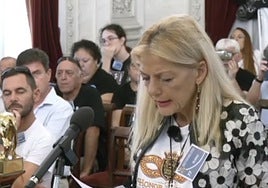 Luisa Tejonero, viuda de Juan Carlos Aragón, interviene en el Pleno del Ayuntamiento de Cádiz: «¿Quién protege a mi hijo?»