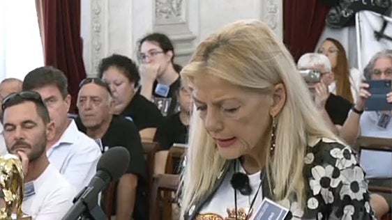 Luisa Tejonero, viuda de Juan Carlos Aragón, interviene en el Pleno del Ayuntamiento de Cádiz: «¿Quién protege a mi hijo?»