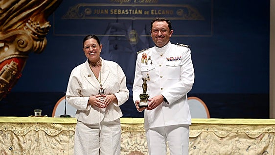 El J.S. Elcano recibe el Premio Cortes de la Real Isla de León: «Para la Armada es un orgullo»