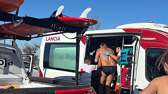 El bañista rescatado por Cruz Roja