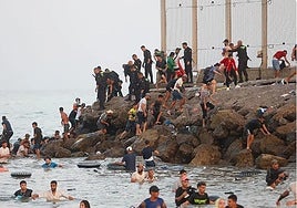 Momento del paso a nado de decenas de inmigrantes durante el asalto.