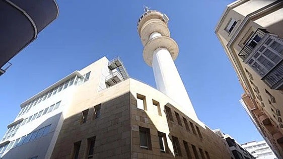 El antiguo edificio de Telefónica y el Pirulí de Cádiz avanzan hacia su transformación hotelera