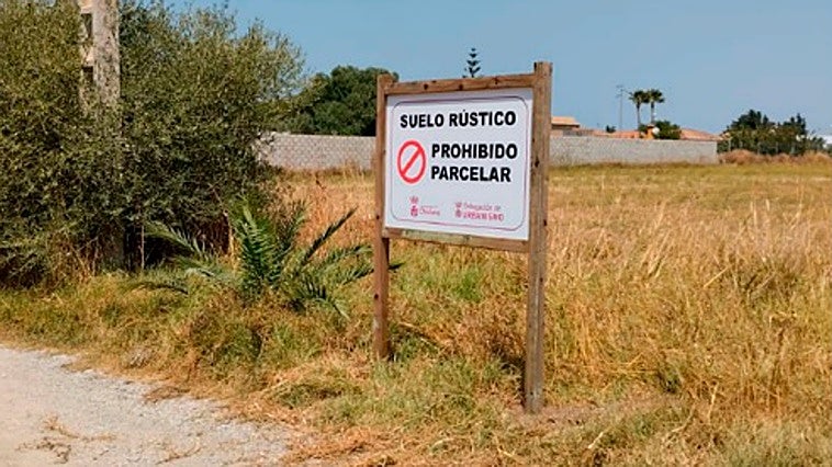 Chiclana sigue su batalla contra las parcelaciones ilegales, ahora con carteles de aviso