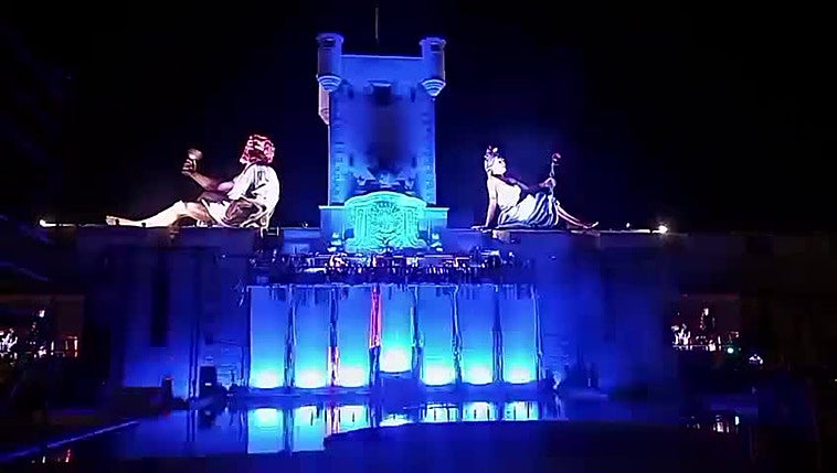 “Canta, Cádiz, canta y muerde”: el Carnaval se despide entre coplas reinventadas y fuego purificador